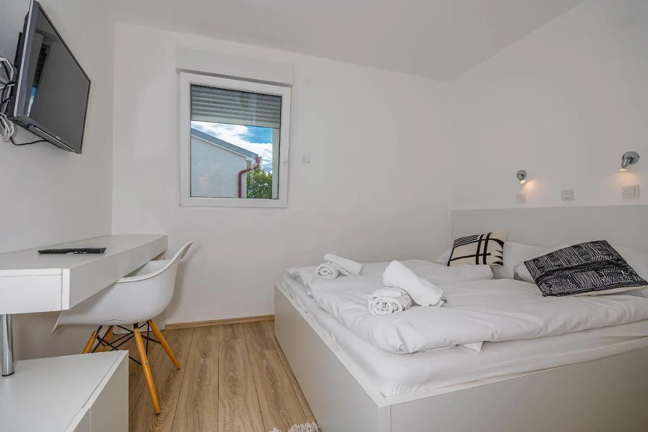 Sea La Vie Rooms Novi Vinodolski 4*,